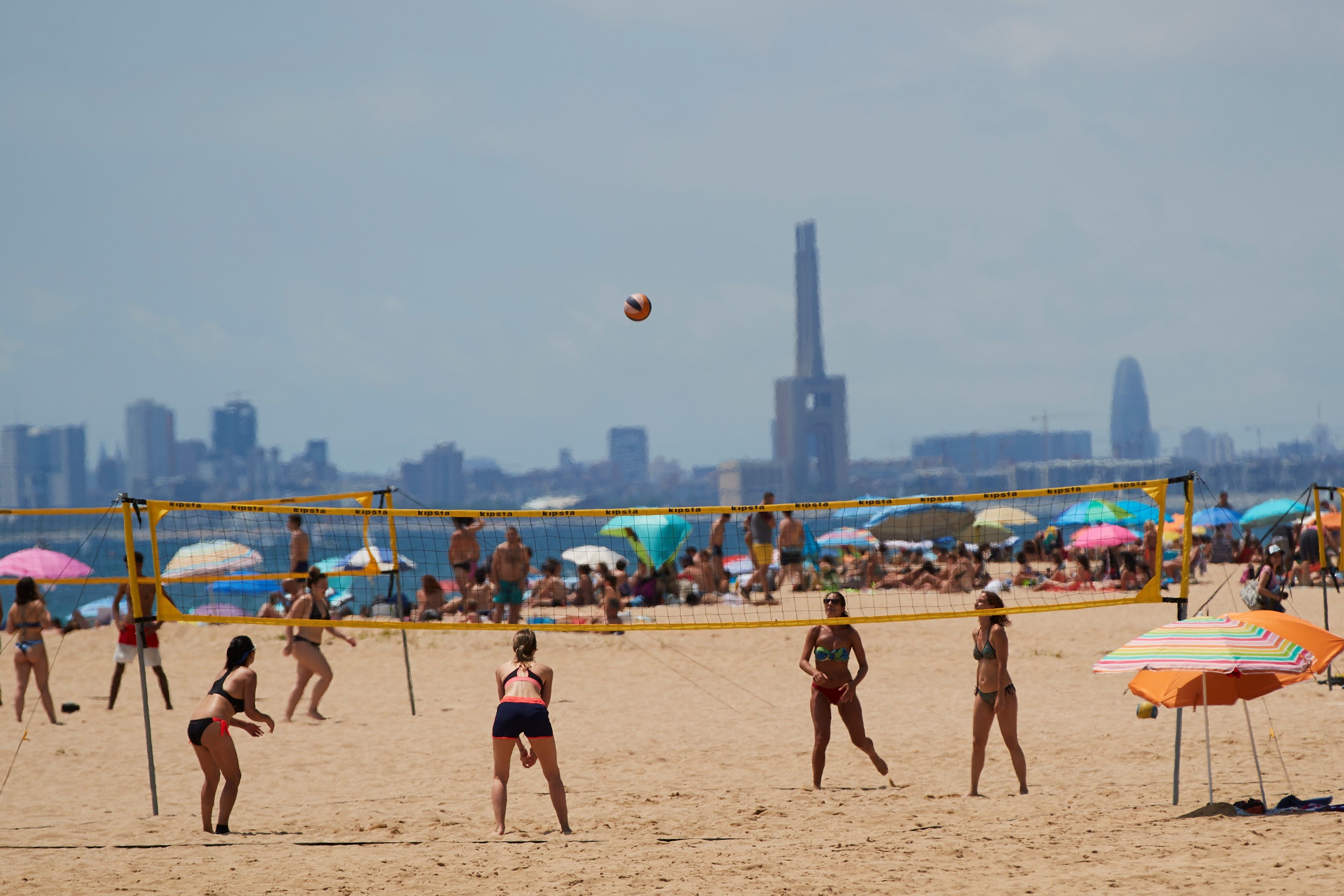 La playa de Ocata en El Masnou luce con bastantes veraneantes este sábado, segundo día de “nueva normalidad” en Cataluña. (Foto Prensa Libre: EFE)