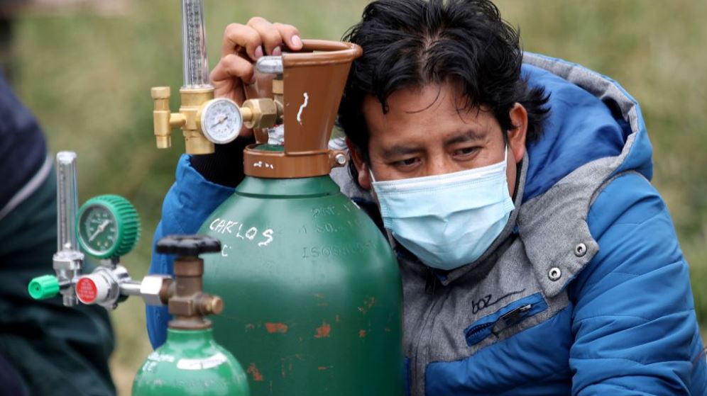 La pandemia del covid-19 ha llevado a varias personas en el Perú a tener que hacer largas filas para poder proveerse de oxígeno.
