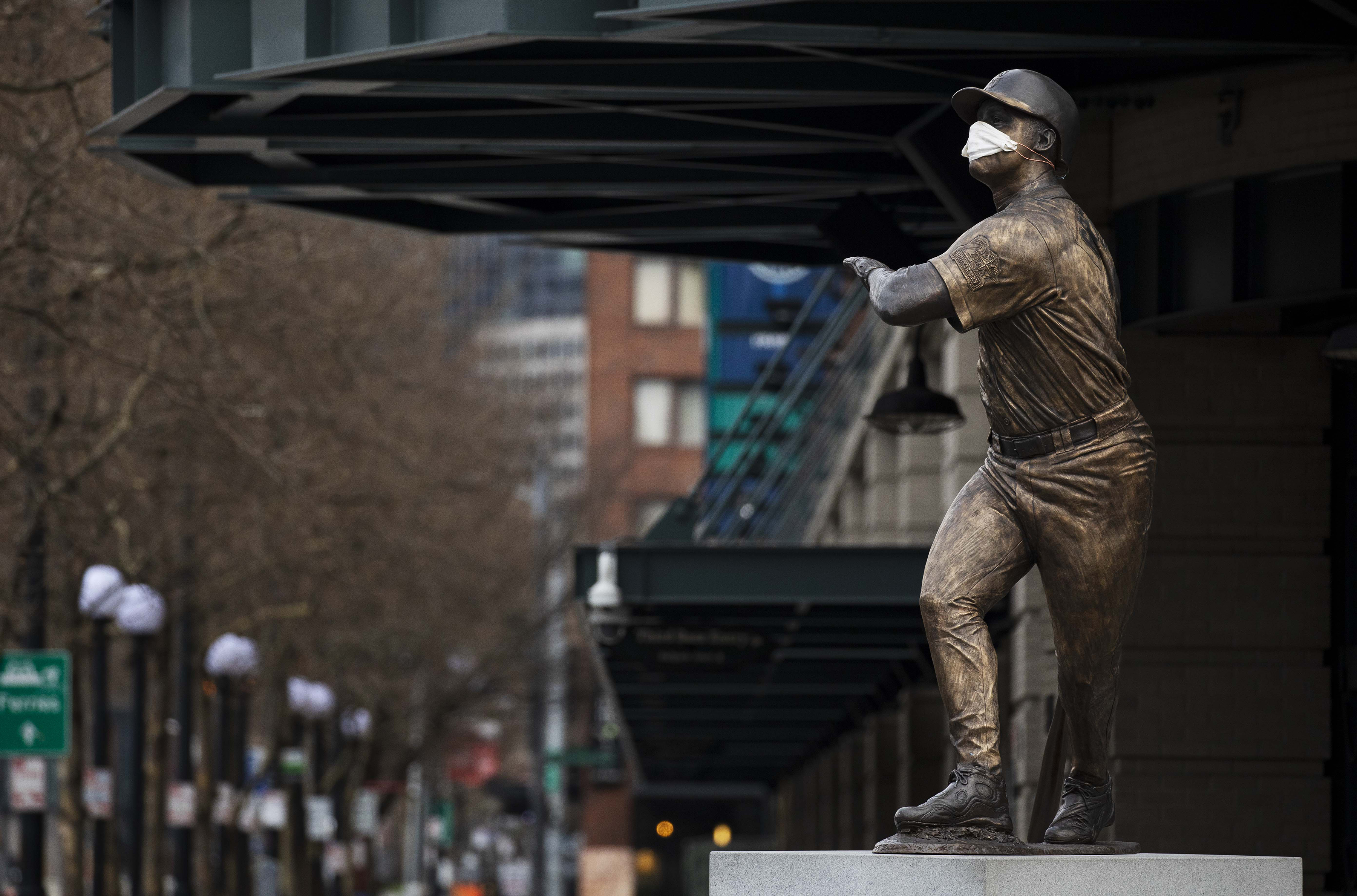 Una estatua de Ken Griffey Júnior con un cubrebocas en el T-Mobile Park de Seattle, el jueves 26 de marzo de 2020. (Ruth Fremson / The New York Times)