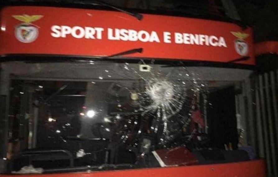 El autobus del Benfica fue atacado por aficionados con piedras. (Foto Prensa Libre: Twitter @futboltrotters)