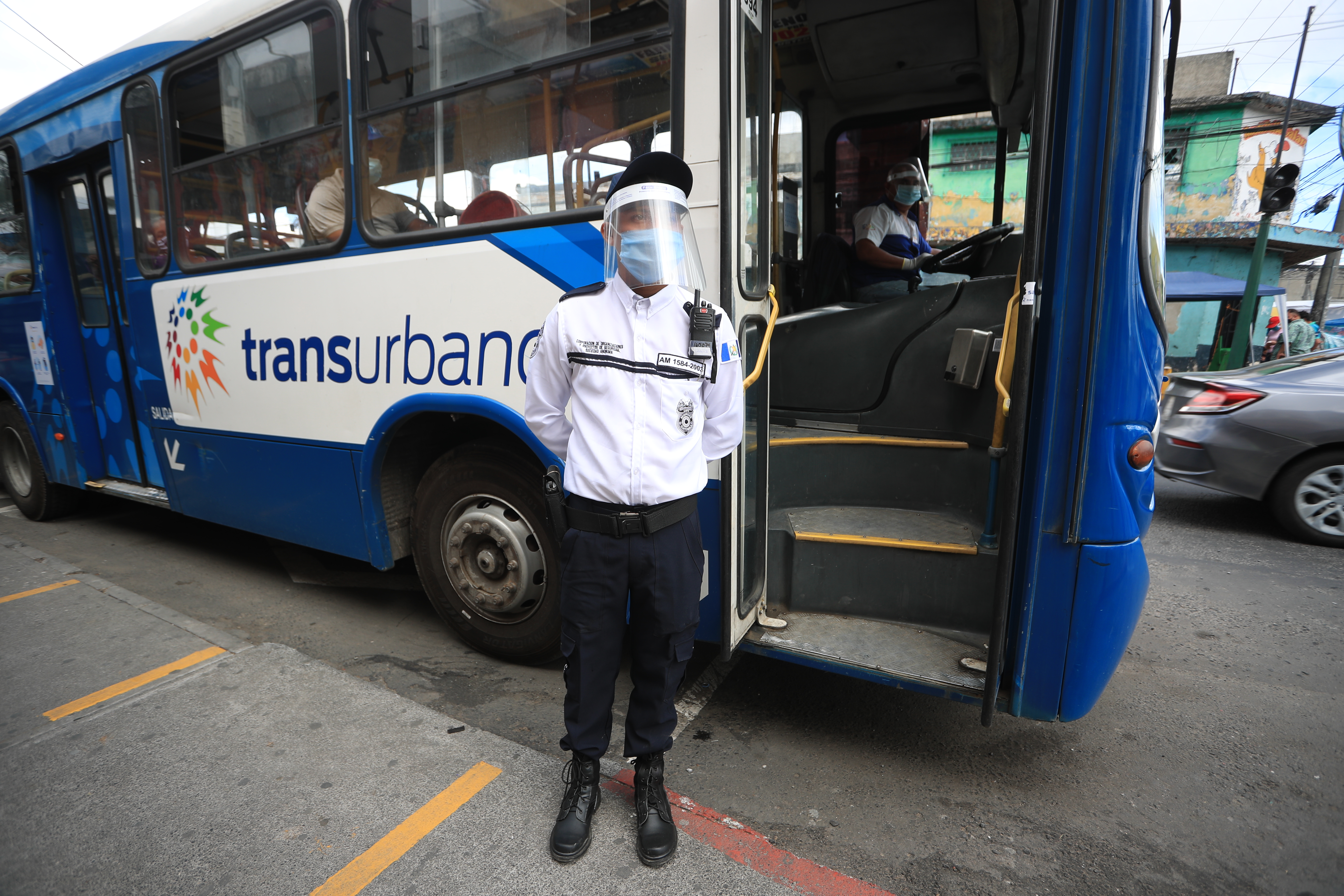 Un agente de seguridad es el encargado de velar que las medidas de seguridad se cumplan para poder abordar las unidades de transurbano. Foto Prensa Libre/ Carlos Hernández Ovalle