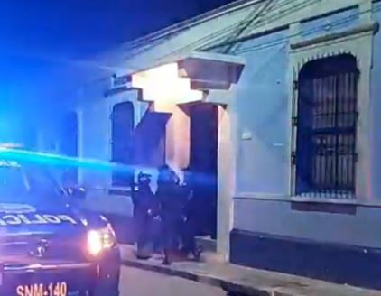 Agentes de la PNC en diligencia para capturar a personas que participaban en fiesta en pleno toque de queda en San Marcos. (Foto Prensa Libre: PNC) 
