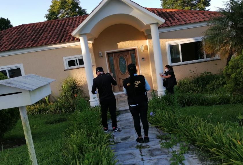 El MP efectúa cateos por el caso de la fiesta clandestina en la mueblería 03. (Foto Prensa Libre: Ministerio de Gobernación.