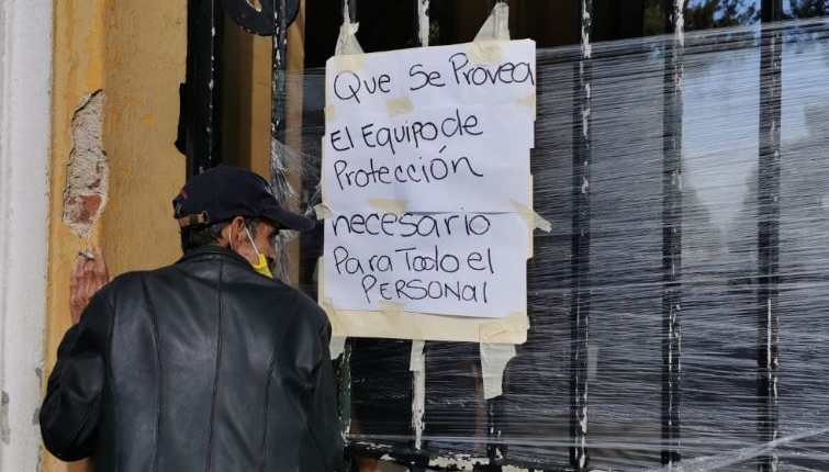 Trabajadores piden equipo de protección para sus labores en el Cementerio General. (Foto Prensa Libre: María Reneé Barrientos Gaytán) 