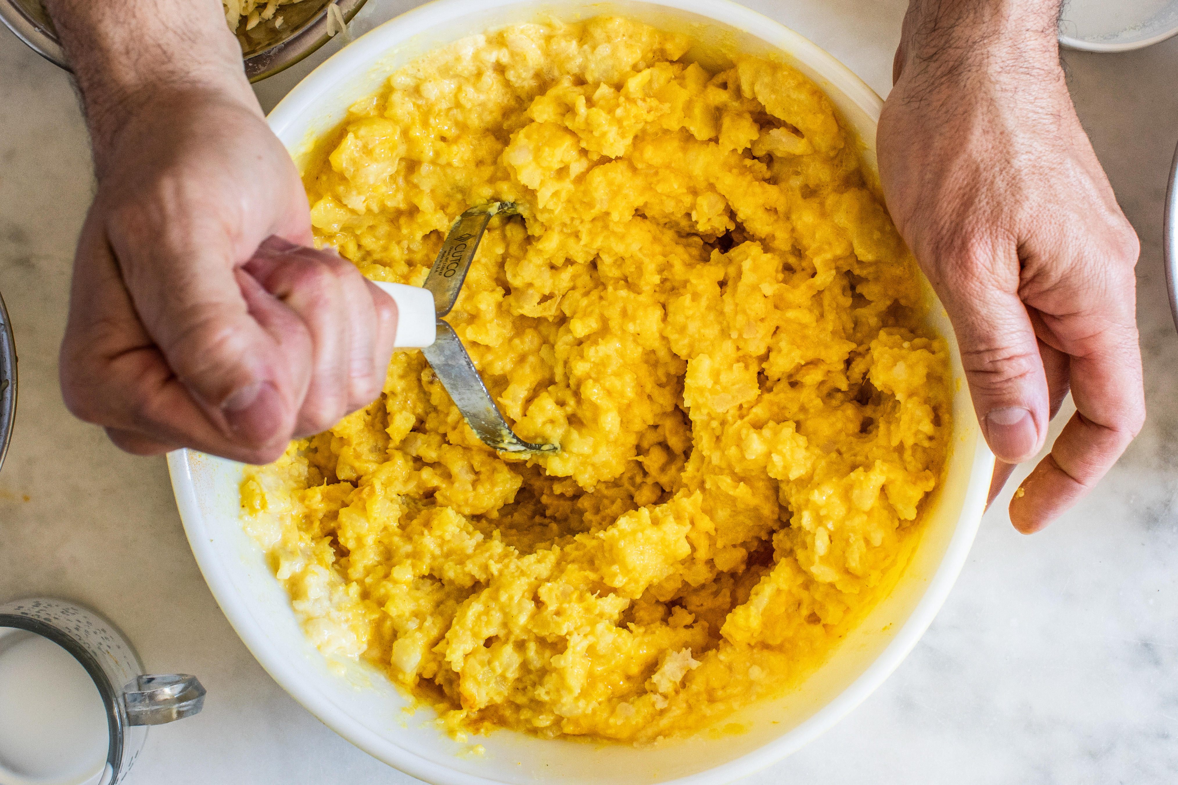 Las papas se mezclan con crema, huevos y queso y se machacan dejando todavía grumos para elaborar un pastel de papas con queso (Andrew Scrivani/The New York Times).