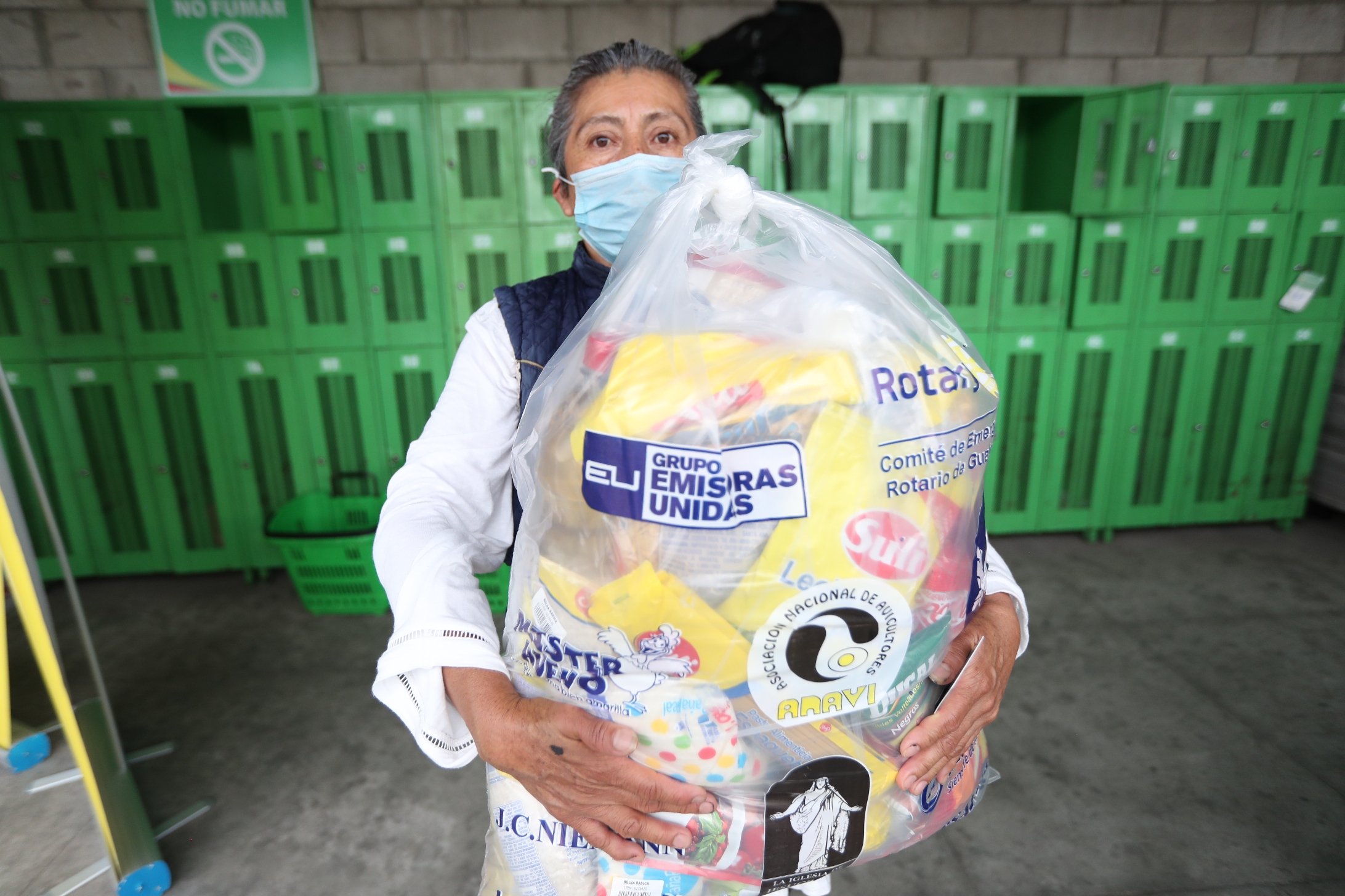 A pesar de la lluvia, la niebla y el frío, Ángela Ruiz, una de las beneficiadas llegó para recibir la bolsa de Corazones Solidarios. (Foto Prensa Libre: María Longo) 
