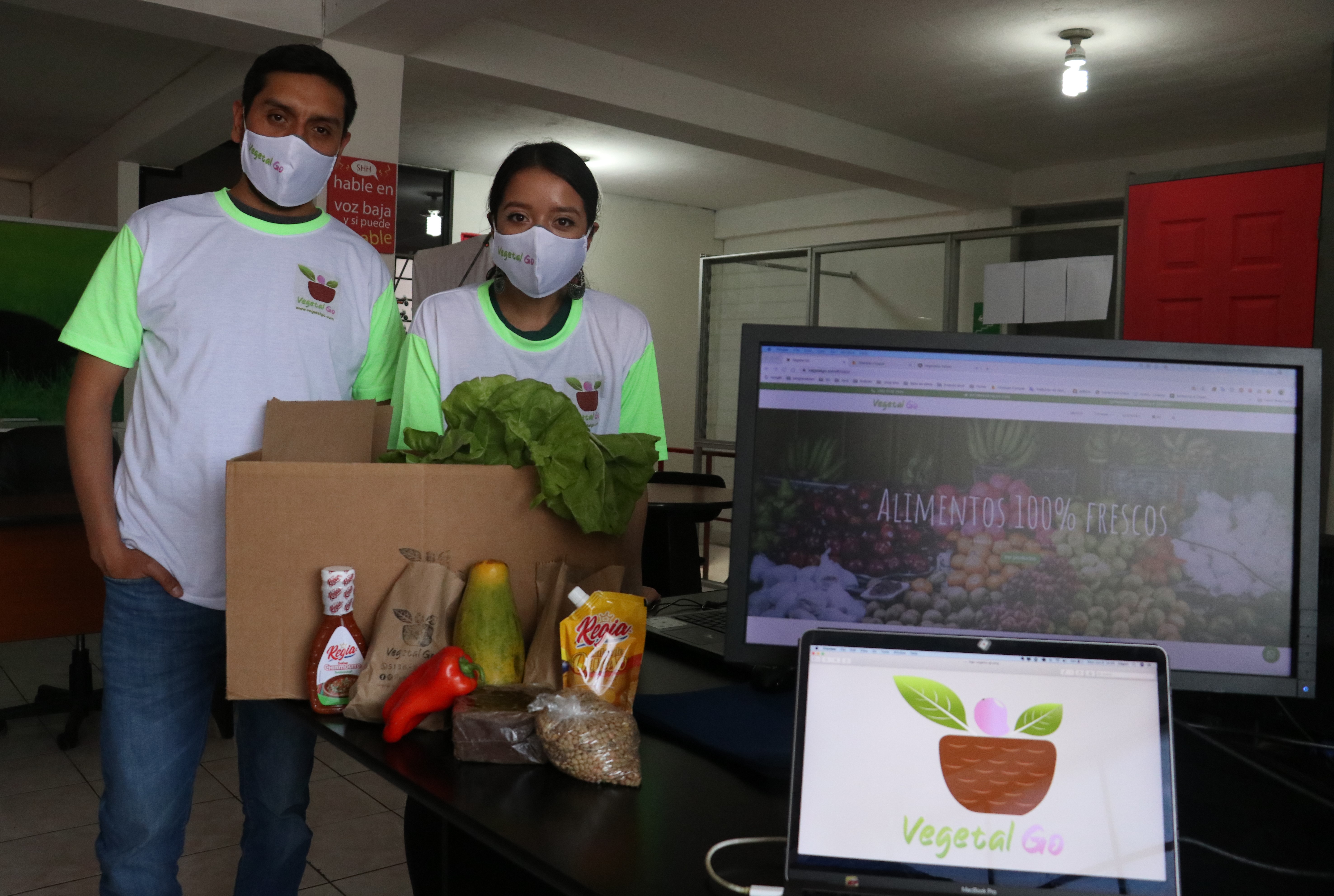 Edwin González y Michel Pérez son parte del equipo de VegetalGo. (Foto Prensa Libre: Raúl Juárez)