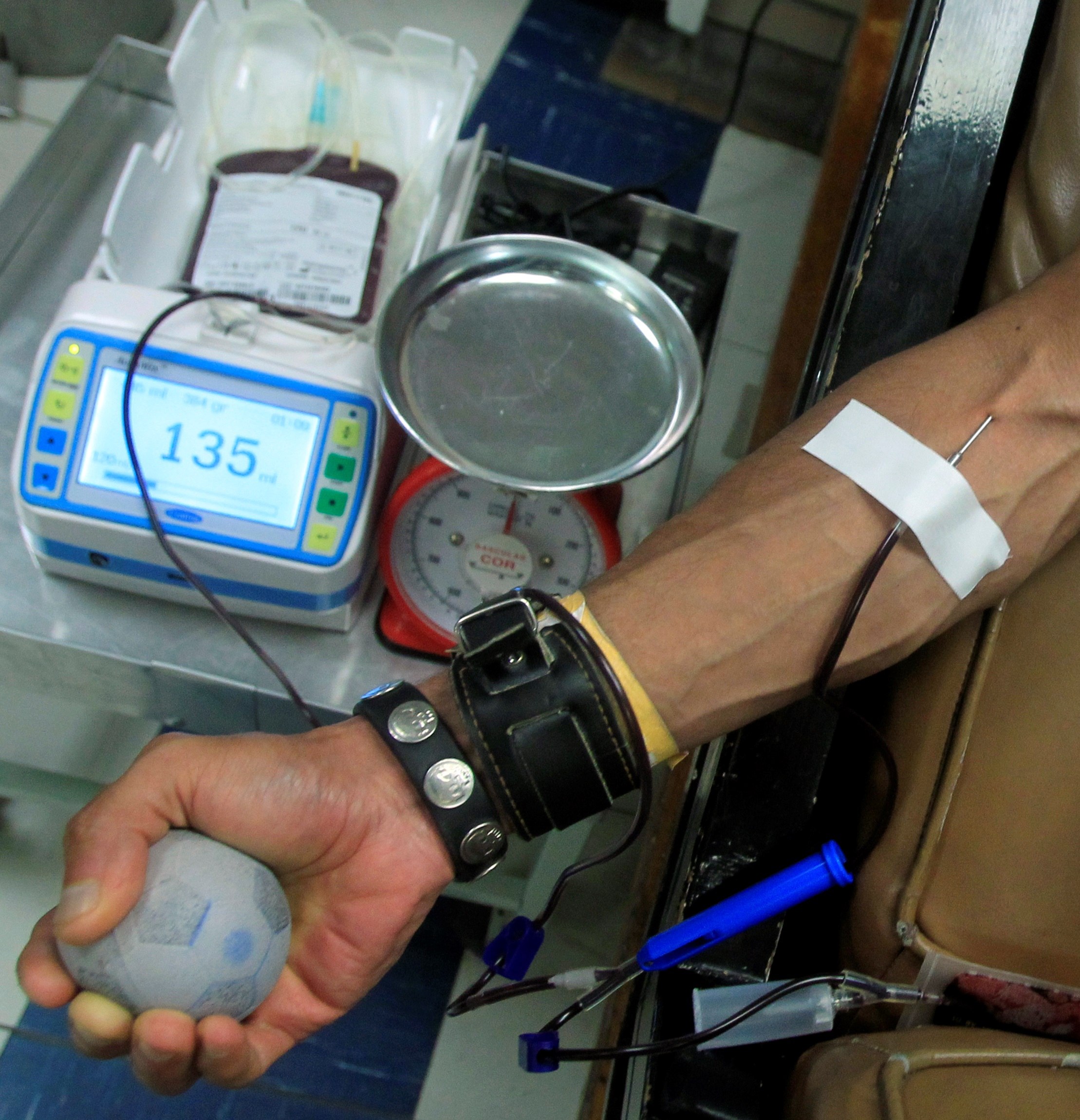 La pandemia de covid-19 y el confinamiento han disminuido los niveles de donación de sangre en Latinoamérica. (Foto Prensa Libre: EFE)