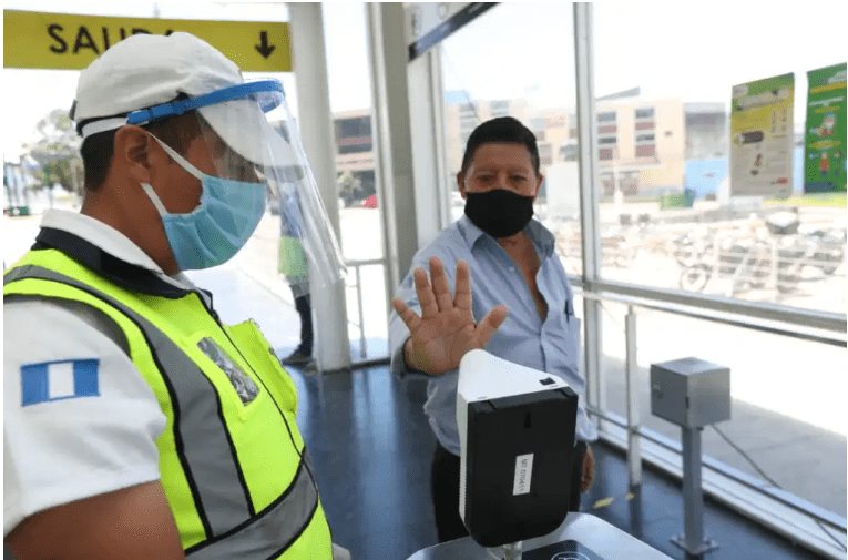 Más de 15 mil personas participaron en los recorridos de prueba que se efectuaron en el Transmetro. (Prensa Libre:  Érick Ávila)