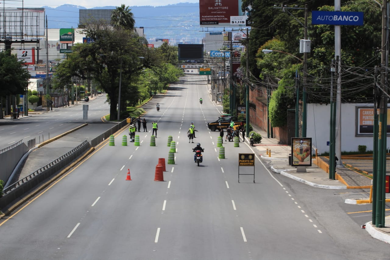 Agentes de la PNC llevan a cabo operativos para verificar que se cumplan las restricciones de movilidad. (Foto Prensa Libre: Byron García)