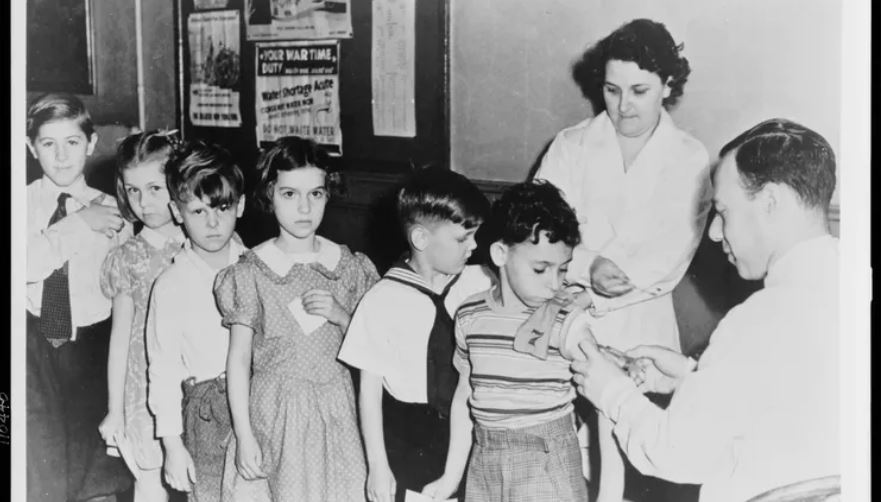 Escolares en fila para ser vacunados en un centro de salud infantil en la ciudad de Nueva York en 1944. (Foto Prensa Libre: The Conversation
Library of Congress / United States Office Of War Information)