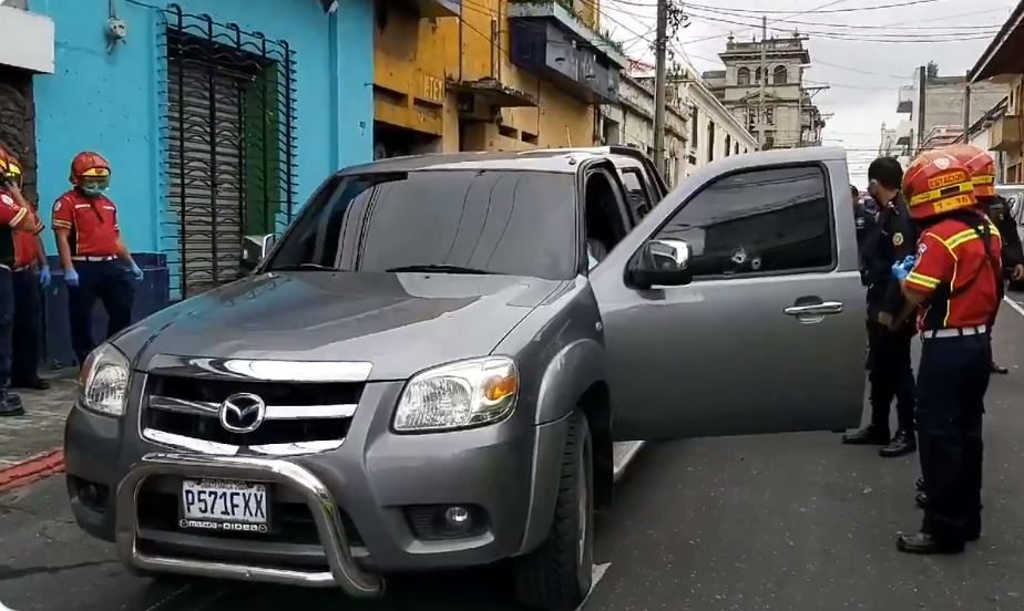 Vehículo en el que se transportaba José Guadalupe Hernández. (Foto Prensa Libre: Bomberos Municipales).