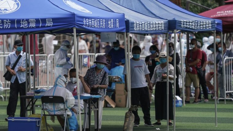 Pacientes esperan a ser evaluados por coronavirus en Pekin, China. (Foto Prensa Libre: EFE)