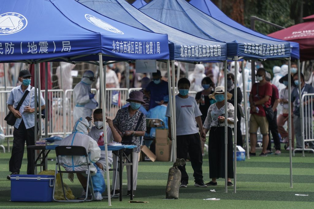 Pacientes esperan a ser evaluados por coronavirus en Pekin, China. (Foto Prensa Libre: EFE)