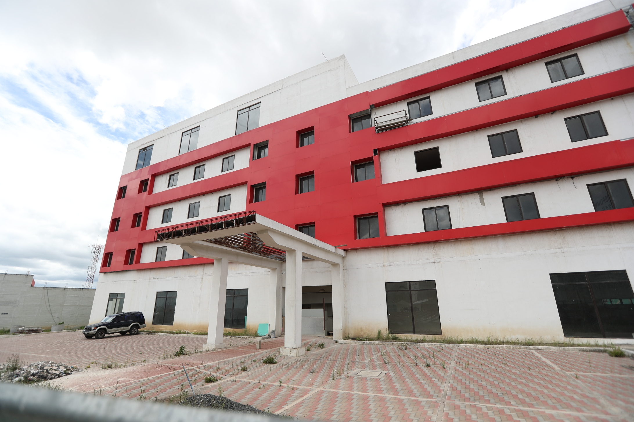 El edificio se encuentra ubicado en la zona 8 de Quetzaltenango y el 26 de mayo se anunció un convenio para que se usara para pacientes con coronavirus. (Foto prensa Libre: María Longo) 
