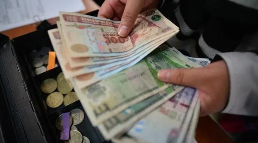 Los beneficiarios del Bono Familia pueden hacer uso de sus fondos en supermercados, farmacias, abarroterías, tiendas de conveniencia, gasolineras y expendios de propano. (Foto Prensa Libre: Hemeroteca PL)