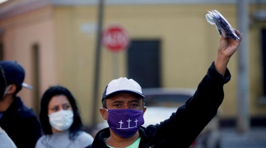 La OIT estima que en Guatemala poco más del 50% de los empleos están en riesgo alto, es decir, alrededor de 3.5 millones de empleos ubicados en los sectores económicos que se prevé sean los más afectados por la crisis económica. (Foto Prensa Libre: EFE)