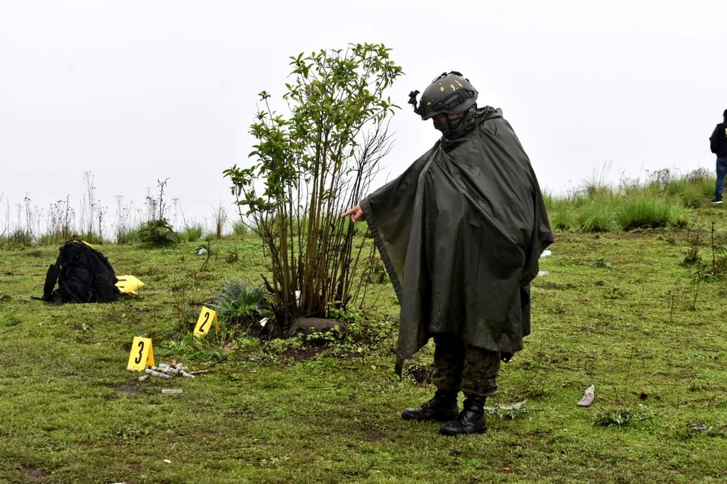 Un soldado del Ejército de Guatemala señala municiones encontradas en una colina de  del área limítrofe de Nahualá y Santa Catarina Ixtahuacán. (Foto Prensa Libre: Cortesía) 