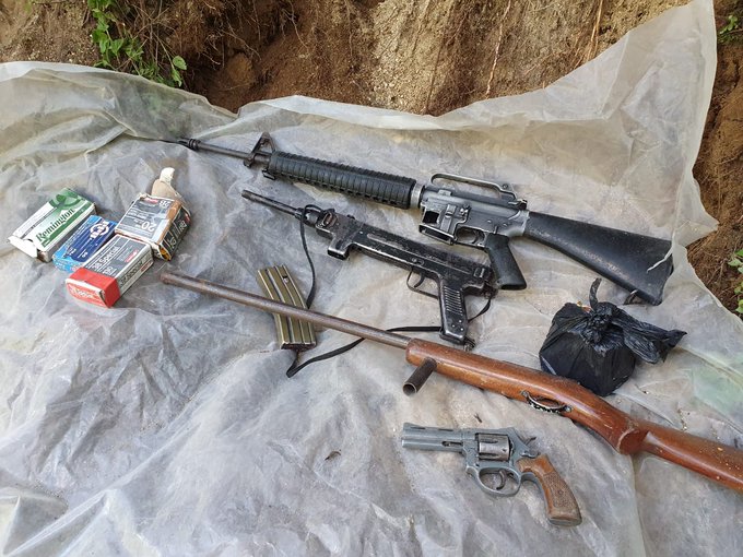 Armas localizadas en la aldea Pachipac, Nahualá. (Foto Prensa Libre: Ejército de Guatemala).