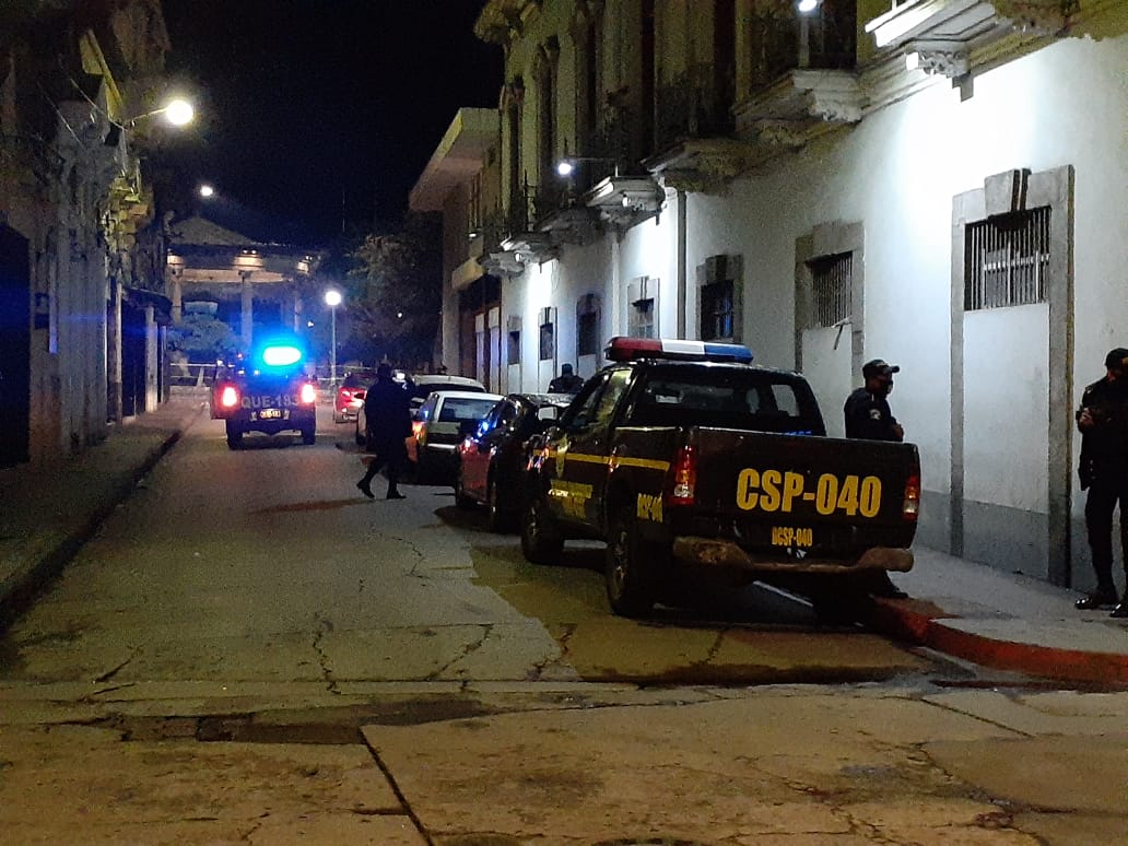 Agentes de la Policía Nacional Civil acudieron a una residencia en Quetzaltenango por denuncia de una fiesta clandestina, pero no pudieron ingresar al inmueble. (Foto Prensa Libre: Raúl Juárez)
