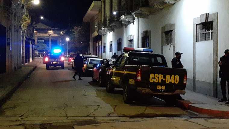 Agentes de la Policía Nacional Civil acudieron a una residencia en Quetzaltenango por denuncia de una fiesta clandestina, pero no pudieron ingresar al inmueble. (Foto Prensa Libre: Raúl Juárez)