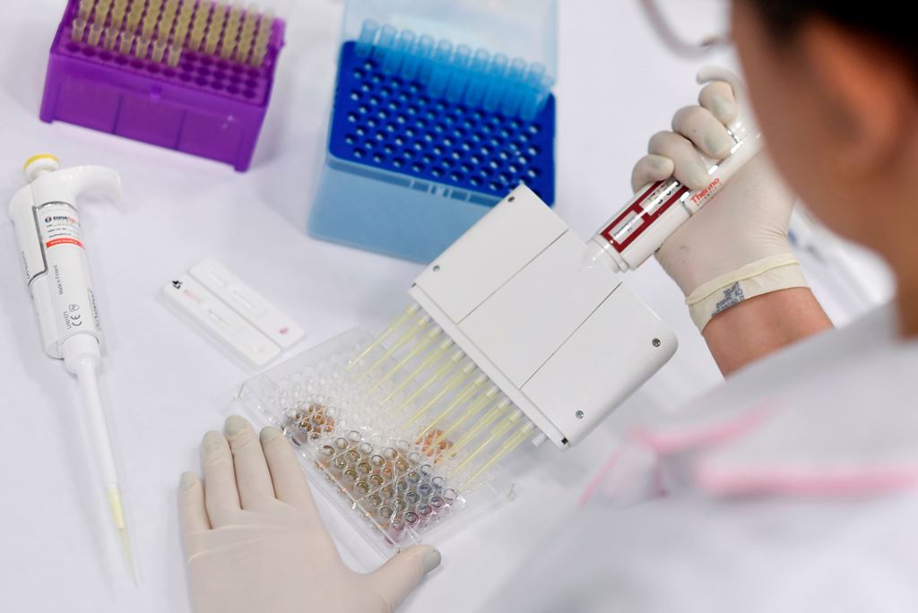 Europa comprará en bloque vacunas contra el coronavirus para evitar diferencias entre los países. (Foto Prensa Libre: AFP)