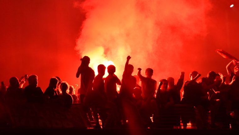 Los organizadores temen que los aficionados salgan a las calles como sucedió con los del Liverpool al coronarse. (Foto Prensa Libre: EFE)