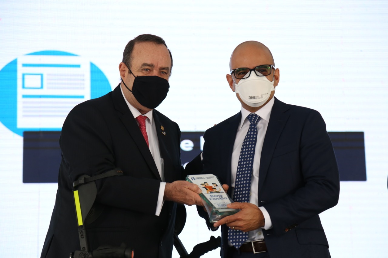 Tigo recibió un reconocimiento por el apoyo que ya realizado durante la crisis sanitaria. (Foto Prensa Libre: cortesía)