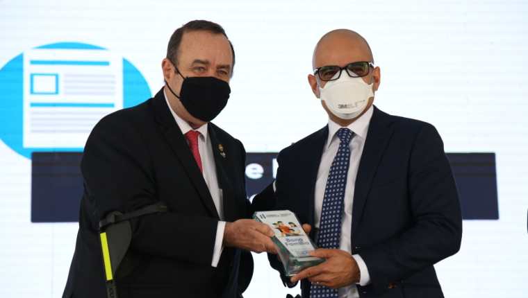 Tigo recibió un reconocimiento por el apoyo que ya realizado durante la crisis sanitaria. Foto Prensa Libre: Cortesía
