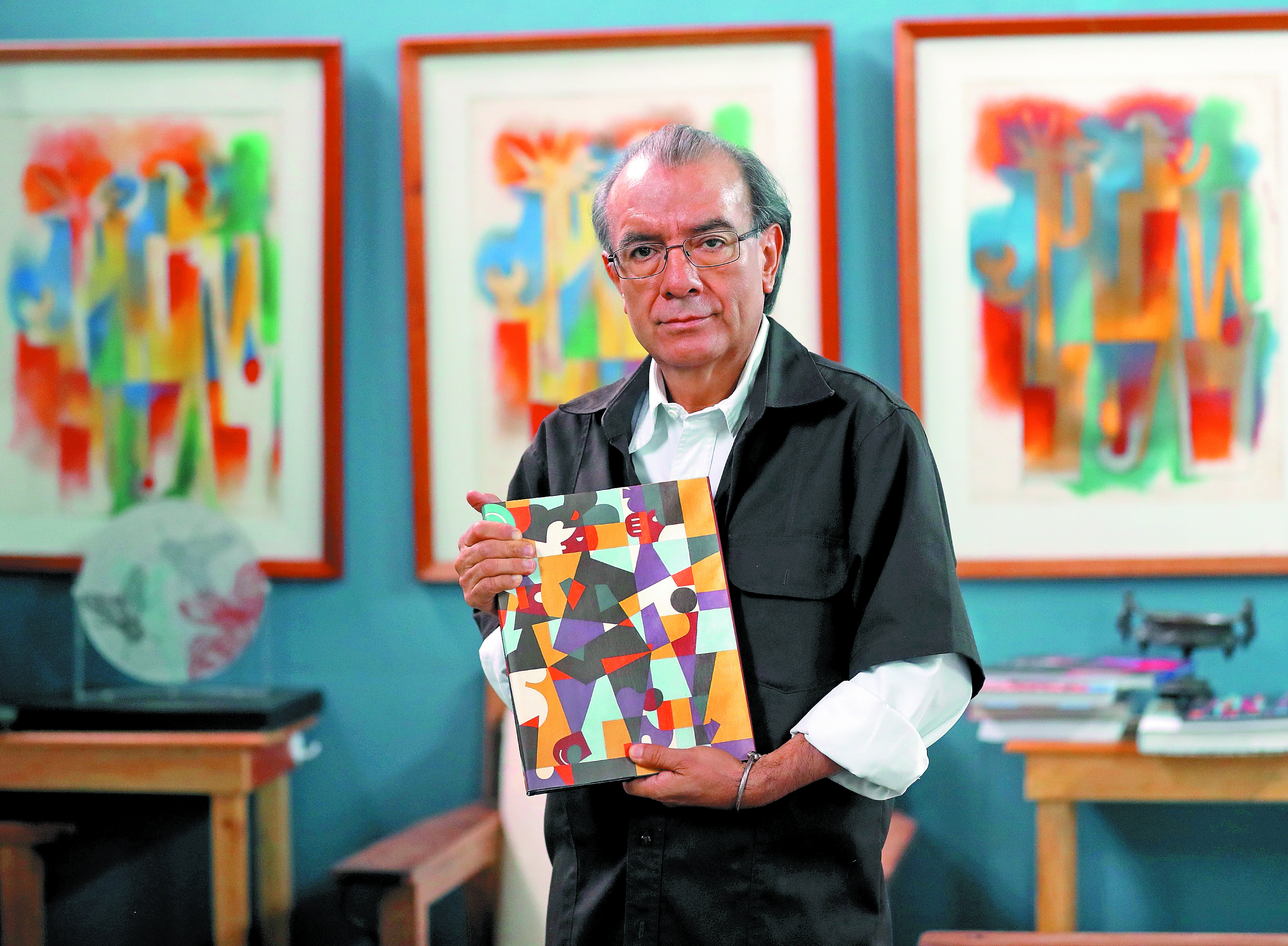 Las obras del artista Rudy Cotton se caracterizan por las figuras geométricas y su colorido. (Foto Prensa Libre: Hemeroteca PL). 