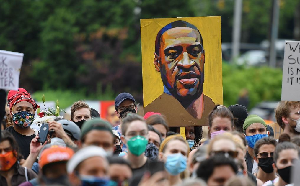 Un manifestante sostiene un retrato de George Floyd durante una manifestación en Brooklyn, Nueva York. (Foto Prensa Libre: AFP) 
