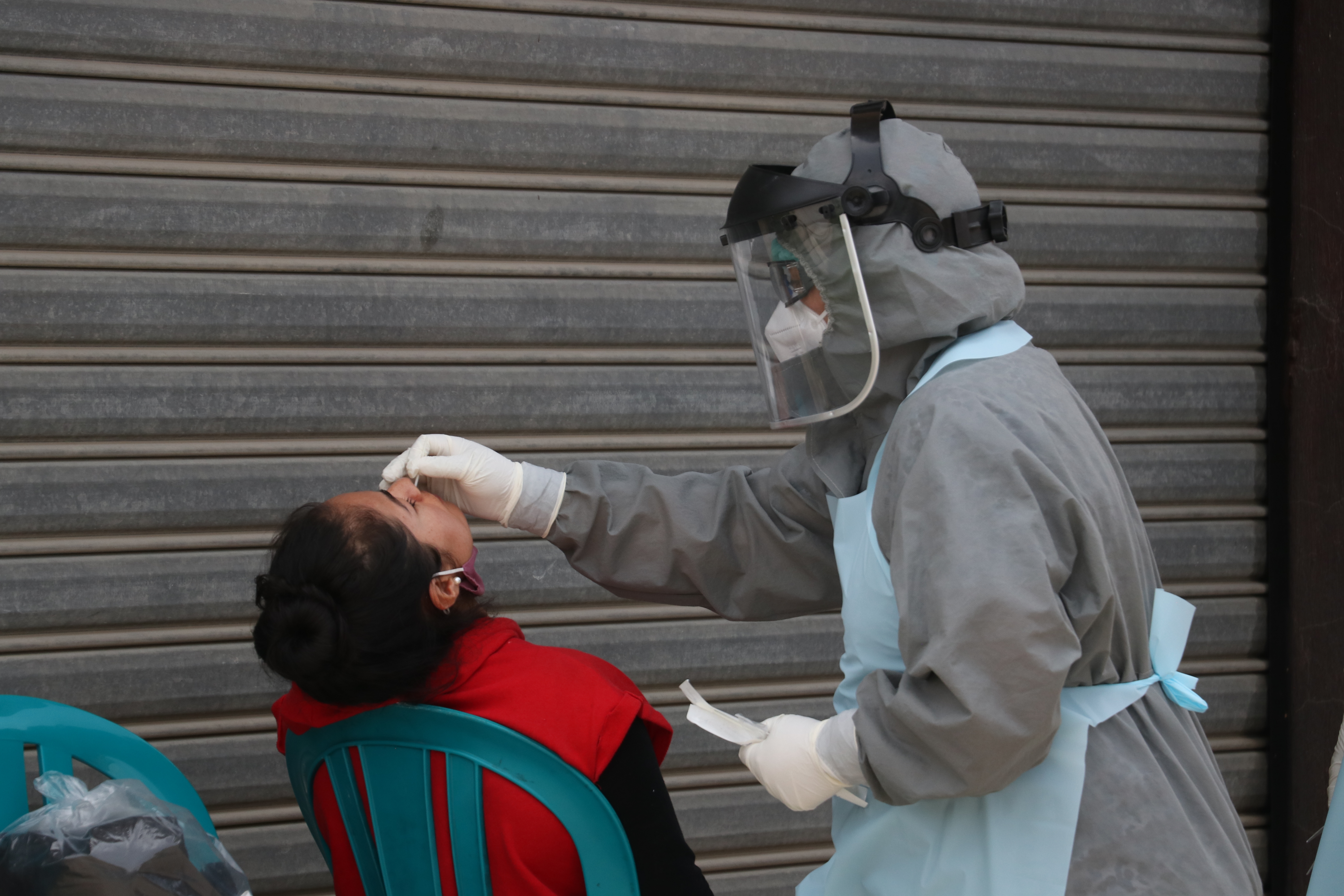 Los hisopados colectivos no son aconsejables sin el debido protocolo, según laboratoristas. (Foto Prensa Libre: Raúl Juárez)