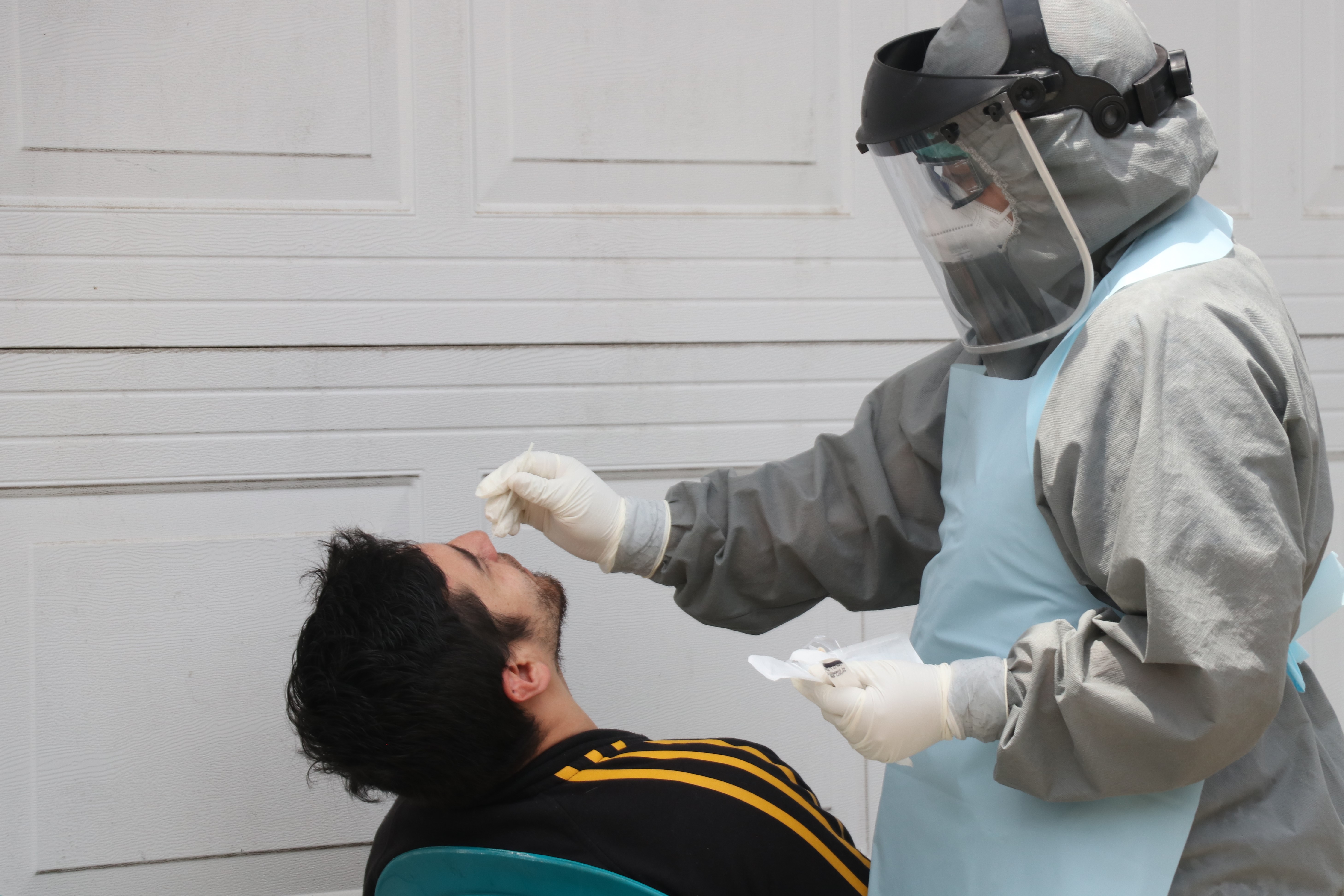 En Quetzaltenango autoridades de salud hicieron, semanas atrás, pruebas de covid a tenderos de barrio para evitar nuevos casos en el departamento.  (Foto Prensa Libre: Raúl Juárez)