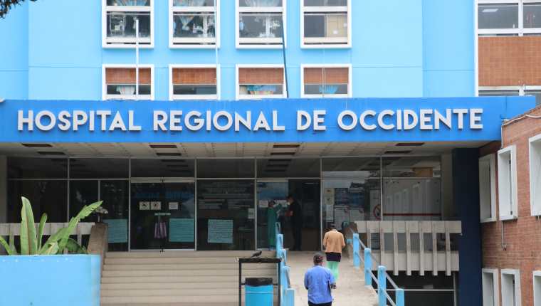 En el Hospital Regional de Occidente atienden a pacientes delicados de covid-19. Se hacen trabajos para ampliar el lugar para recibir más pacientes. (Foto Prensa Libre: Raúl Juárez)