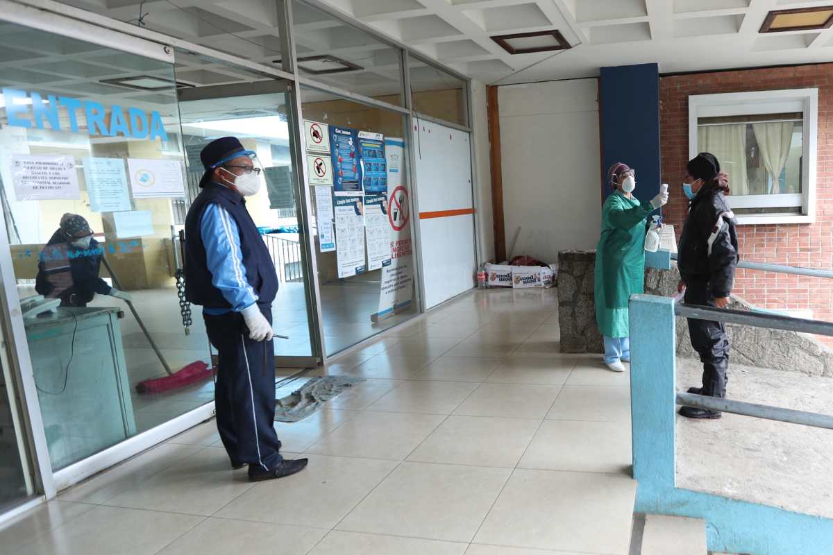 Médicos del hospital regional de Xela denuncian deficiencias en la atención a pacientes con coronavirus