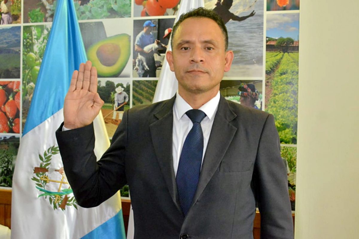 Hugo Cabrera Navas, fue juramentado en marzo como viceministro en el Maga.También es catedrático universitario en la Usac. (Foto, Prensa Libre: Maga).