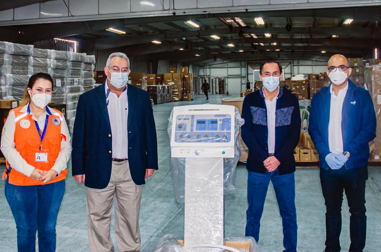 Directivos de Tigo Guatemala 
entregaron los respiradores a representantes del Gobierno de Guatemala. (Foto Prensa Libre: cortesía Tigo)