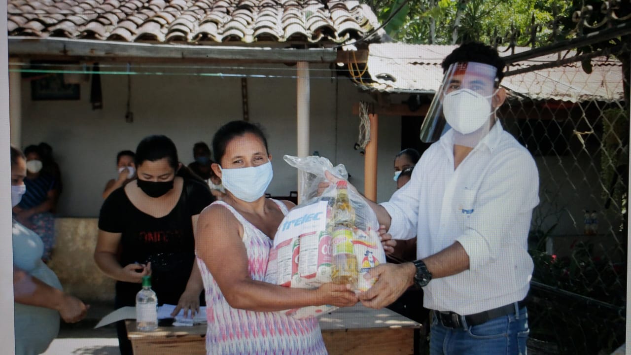 Trelec comenzó la entrega de víveres a las personas afectadas en las comunidades donde opera. Foto Prensa Libre:Cortesía 
