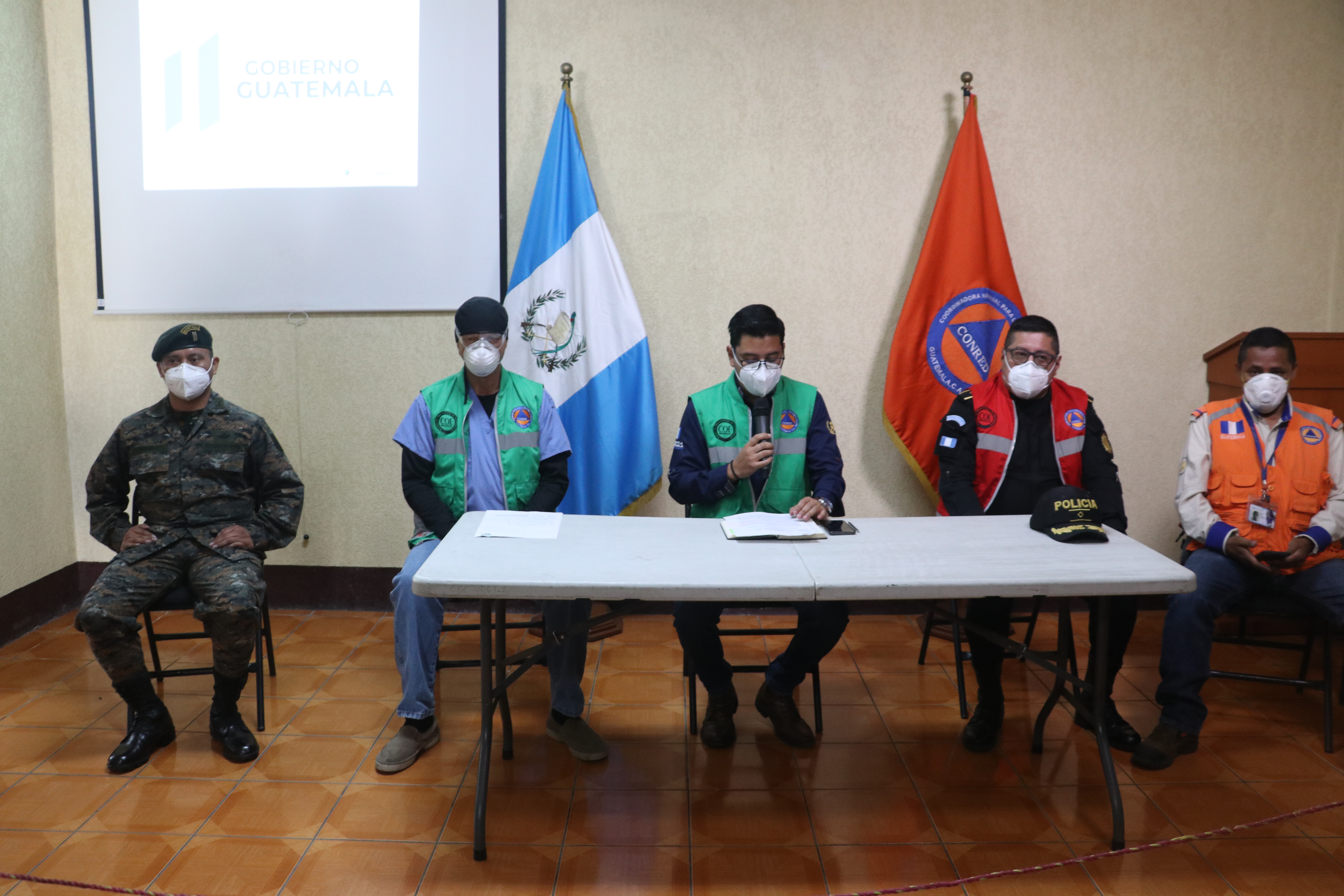 Miembros del COE de Quetzaltenango anunciaron la medidas que tomarán para el cierre de negocios. (Foto Prensa Libre: Raúl Juárez)