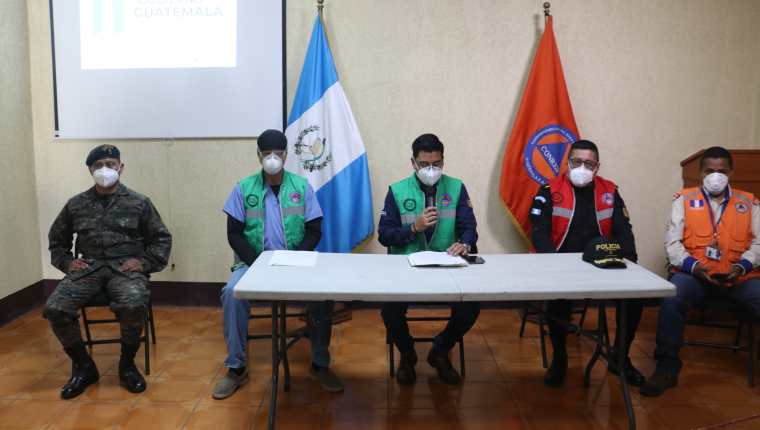Miembros del COE de Quetzaltenango anunciaron la medidas que tomarán para el cierre de negocios. (Foto Prensa Libre: Raúl Juárez)