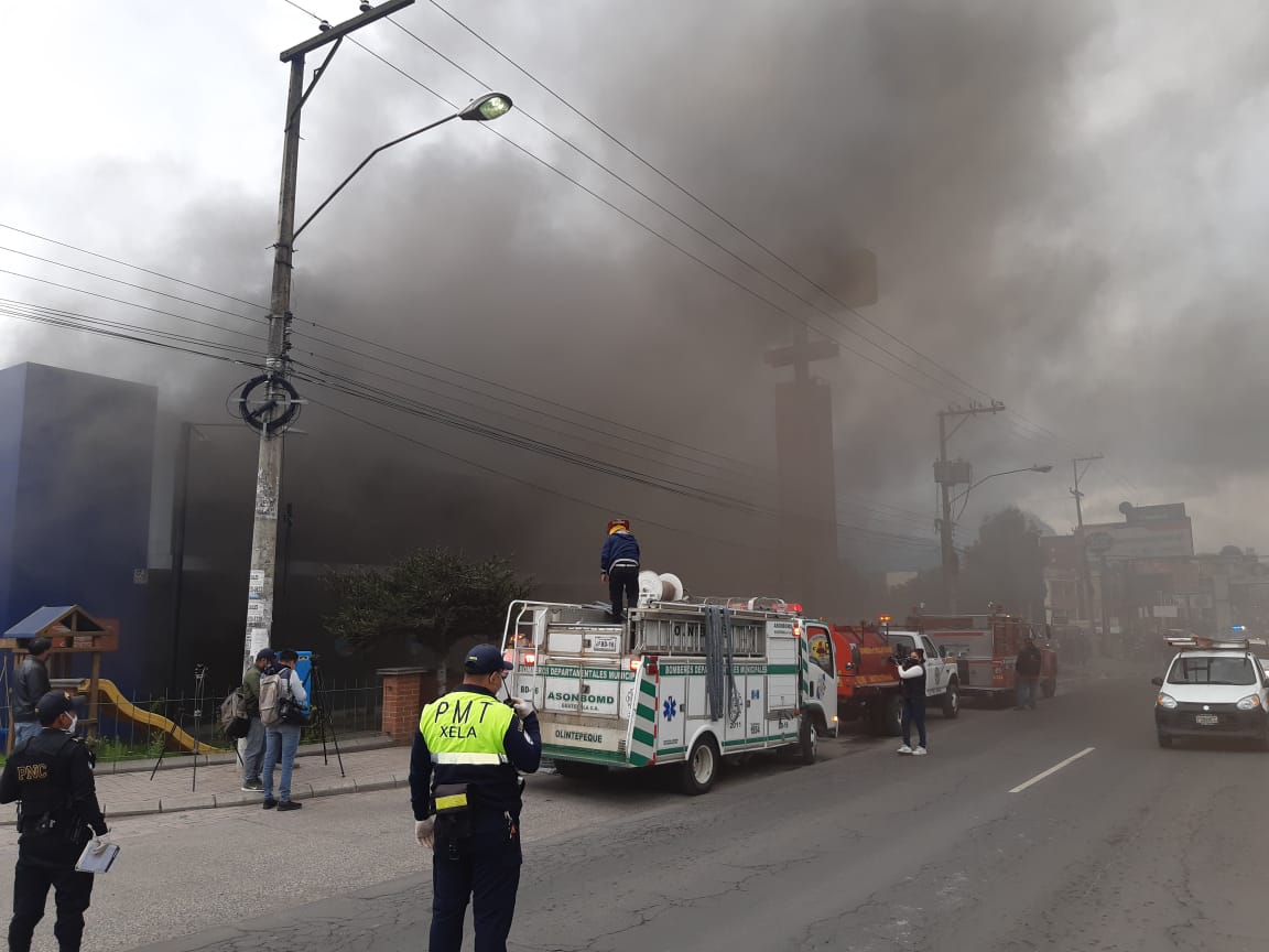 Incendio destruye venta de electrodomésticos en la zona 3 de Xela. (Foto Prensa Libre: Raúl Juárez)