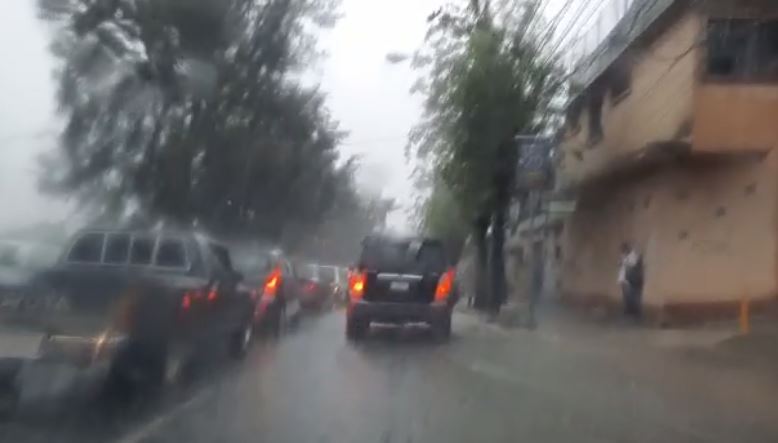 Llueve en distintos puntos de la capital este jueves 18 de junio. (Foto Prensa Libre)

