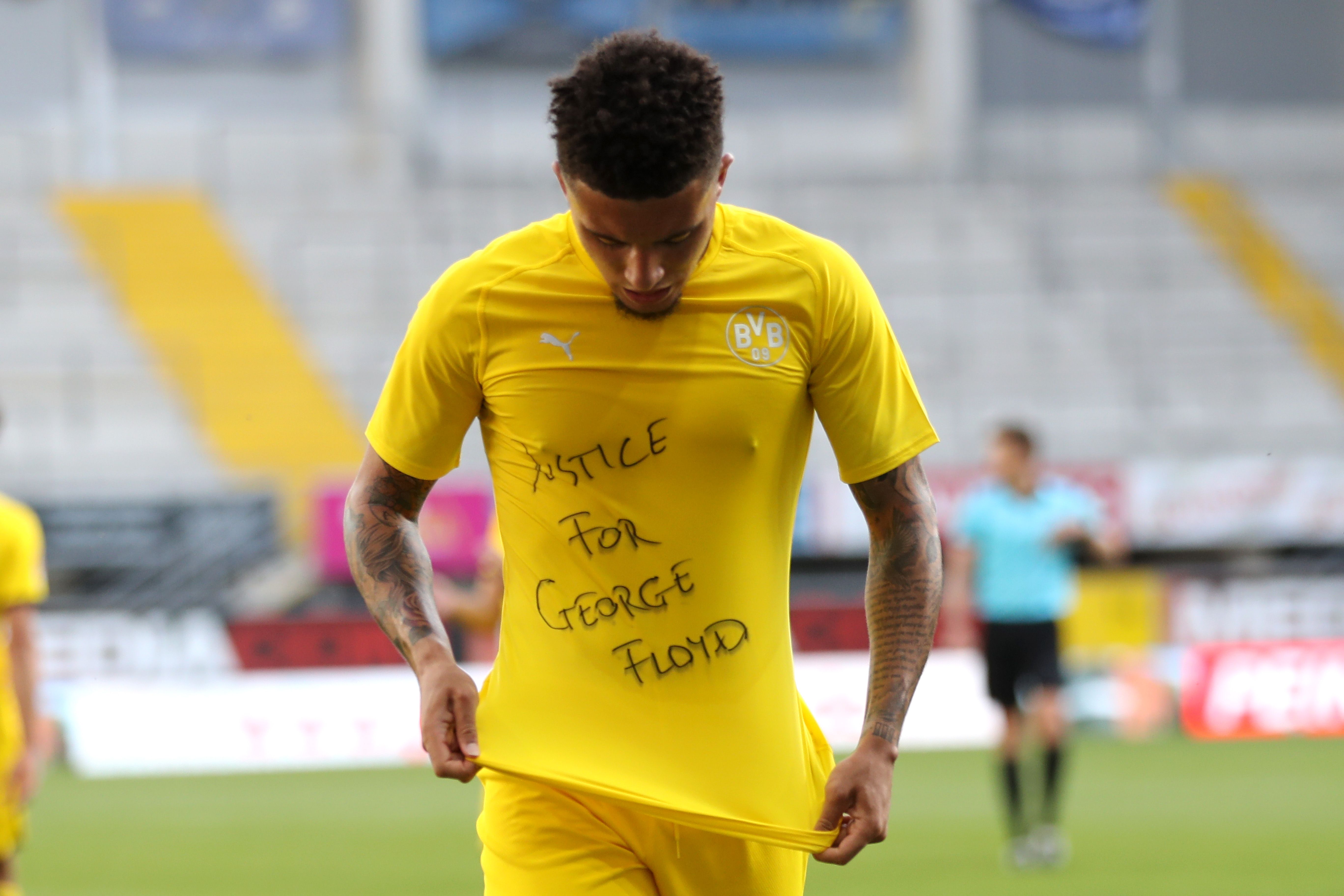 Jadon Sancho, futbolista del Borussia Dortmund, dedicó su festejo a George Floyd. (Foto Prensa Libre: AFP)