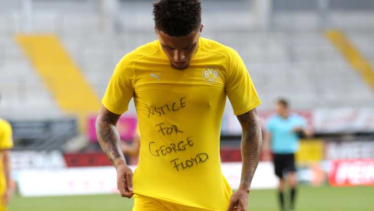 Jadon Sancho, futbolista del Borussia Dortmund, dedicó su festejo a George Floyd. (Foto Prensa Libre: AFP)