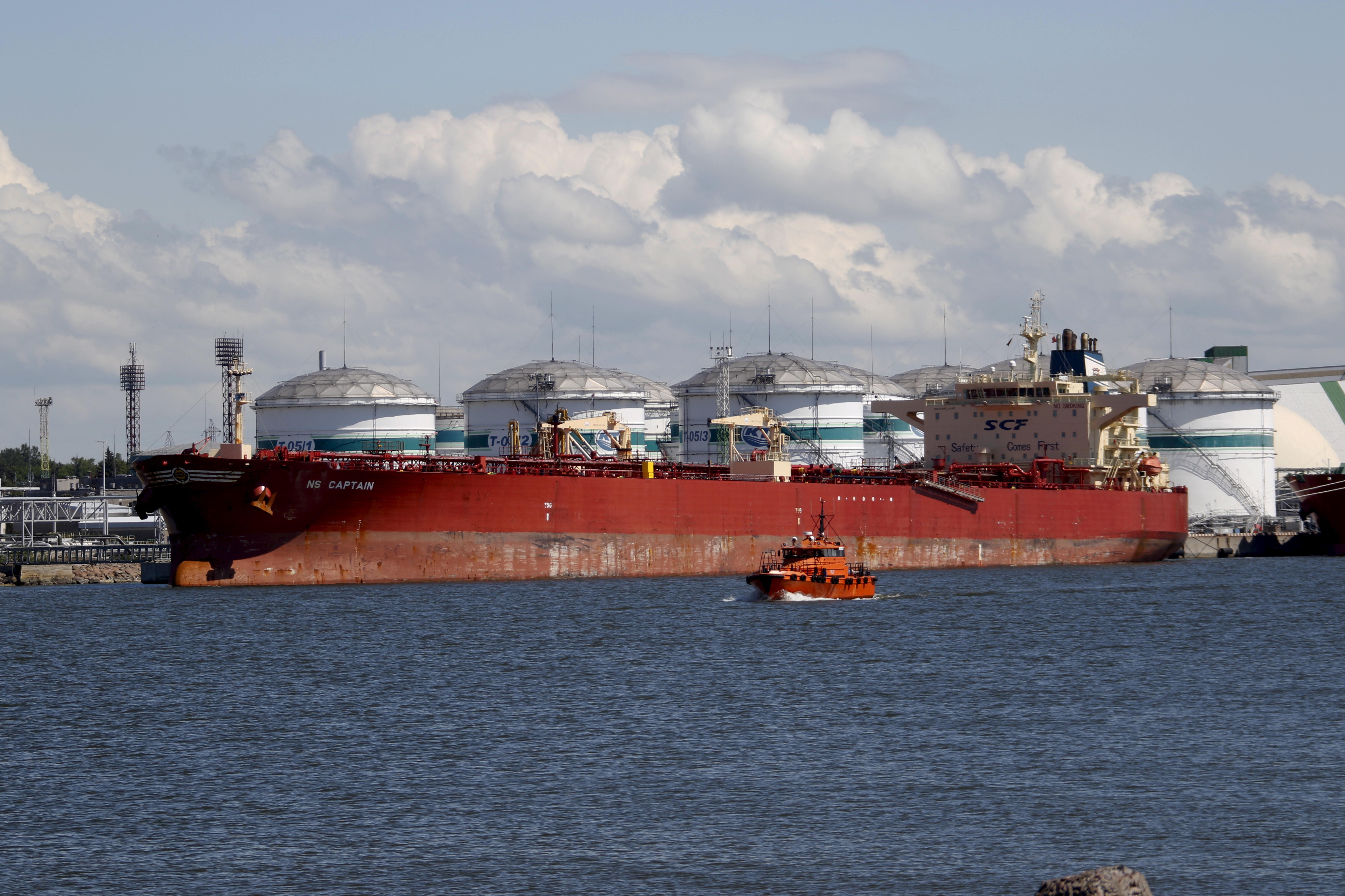 Ante el remolino causado por el virus entre las petroleras más pequeñas, en particular en las cuencas de esquisto, las de mayor talla podrían hacerse de sus activos. (Foto Prensa Libre: EFE)