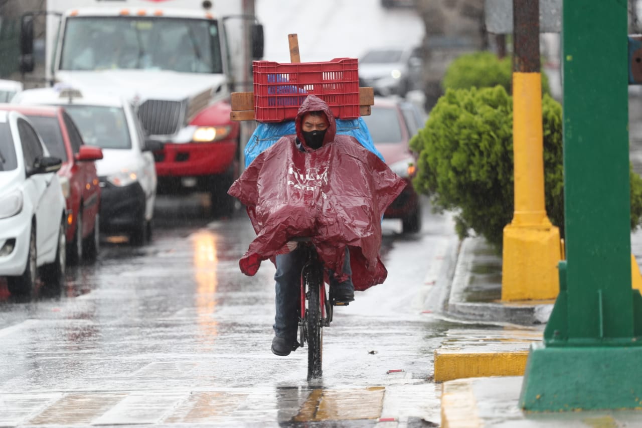 La lluvia afecta la movilidad de los guatemaltecos desde las primeras horas de este lunes. (Foto Prensa Libre: Érick Ávila)