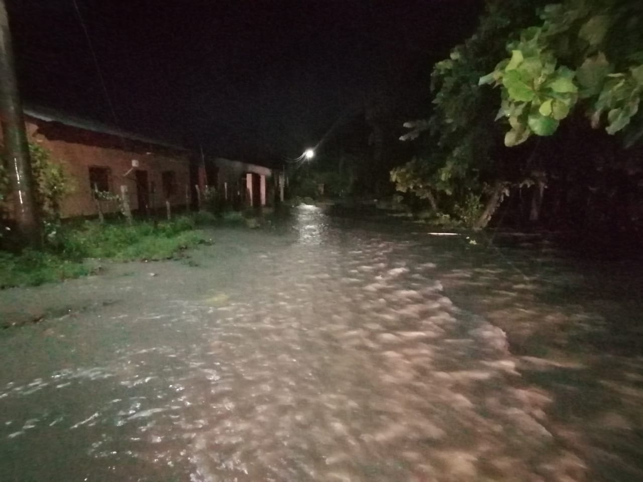 La lluvia de las últimas horas ha dejado más de mil personas afectadas en Guatemala. (Foto Prensa Libre: Conred)