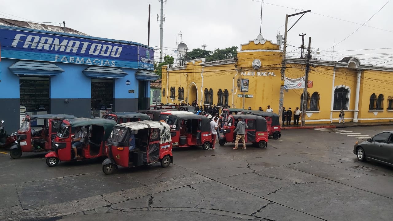 La asociación de mototaxis en Mazatenango anunció que comenzarán a circular pese a que no tienen autorizado prestar el servicio.  (Foto Prensa Libre: Marvin Túnchez)