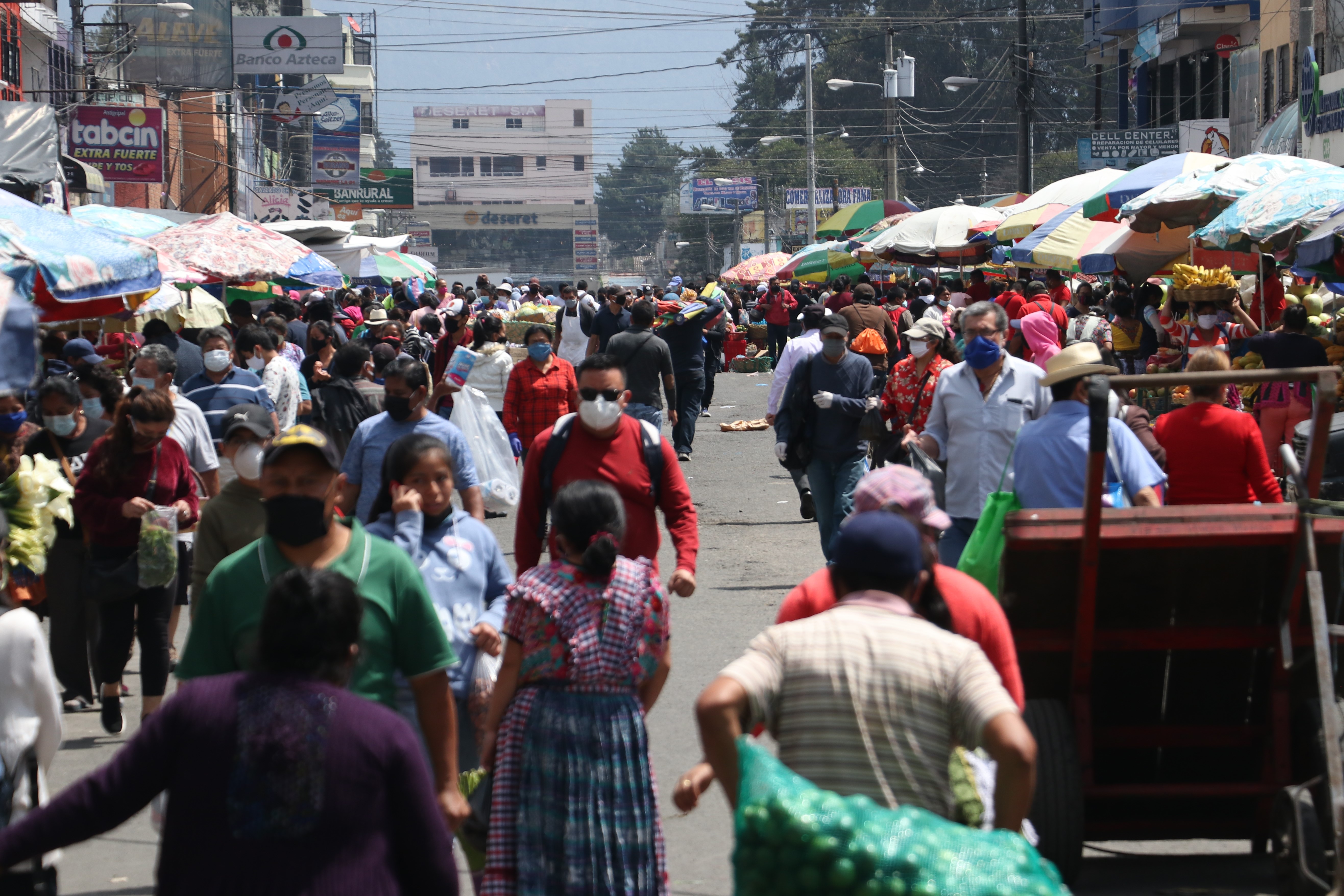 El mercado La Democracia, en la Ciudad de Quetzaltenango, es un lugar de riesgo de contagio, según las autoridades de Salud. (Foto Prensa Libre: Raúl Juárez)