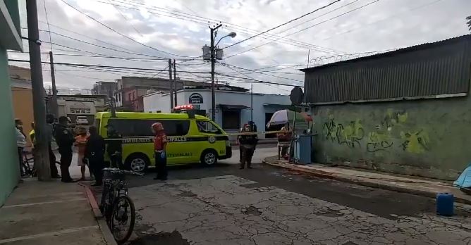 Lugar donde un agente de la PNC murió por una herida de bala en la zona 1 de la capital. (Foto Prensa Libre: Bomberos Municipales).
